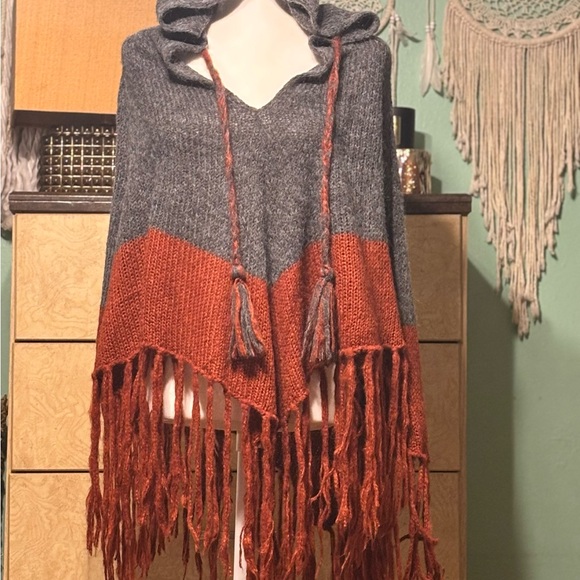 Hooded Fringe Poncho - Picture 4 of 7